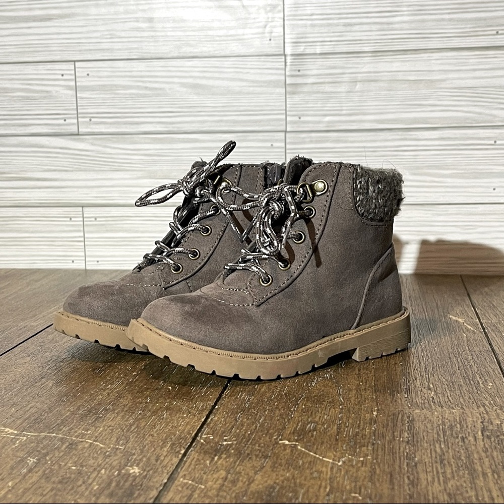 Girls-kids booties. Only worn a few times. I’m good condition and good quality.